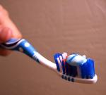 Зубную пасту надо выбирать с осторожностью – она может содержать триклозан