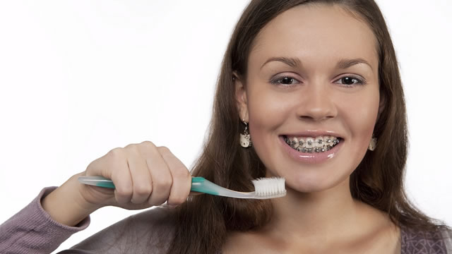 Как правильно чистить зубы с брекетами