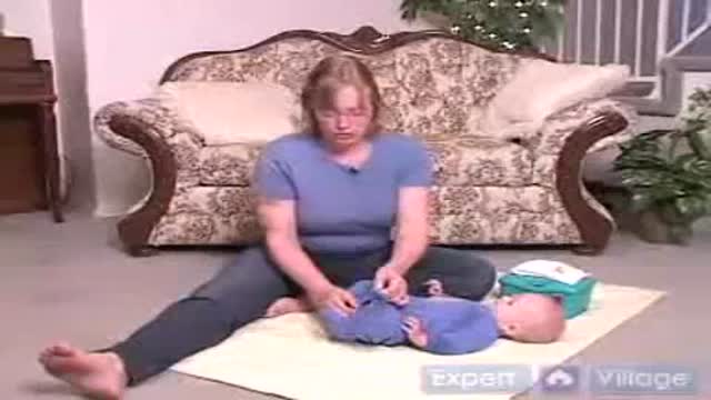 Как правильно менять ребенку подгузники?