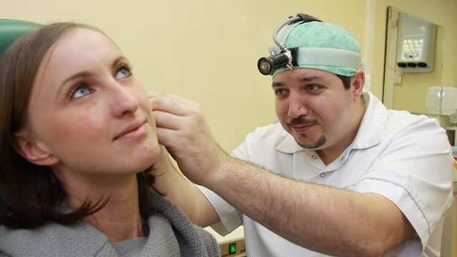 Инструментальный осмотр уха у отоларинголога с проверкой слуха